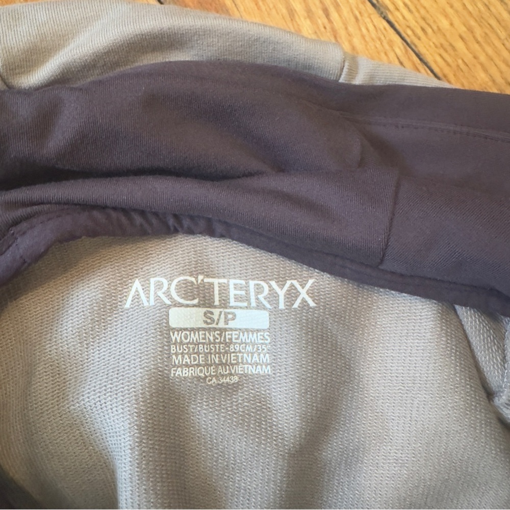 Rare Arc'teryx Women's Detente Hoodie with adorable chest Accents FINAL PRICE - Picture 7 of 13